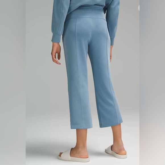 Lululemon Softstreme High-Rise Straight-Leg
Cropped Pant Size 4 - Picture 3 of 13